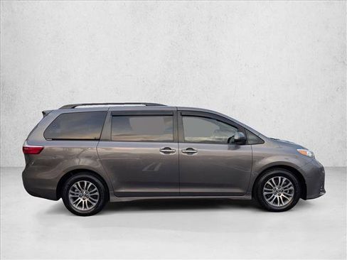 Used 2018 Toyota Sienna XLE image 4