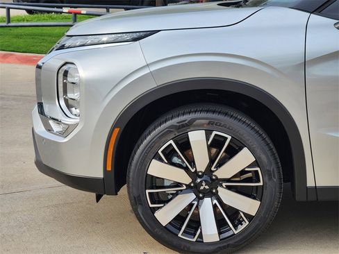 New 2025 Mitsubishi Outlander SE image 5