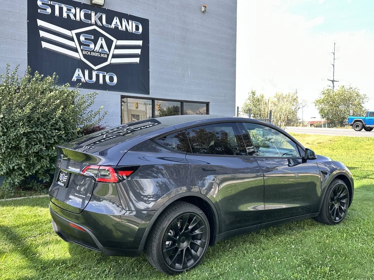 Used 2024 Tesla Model Y Long Range AWD/4WD image 7