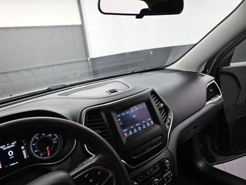 Used 2019 Jeep Cherokee Latitude w/ Popular Appearance Group AWD/4WD image 38