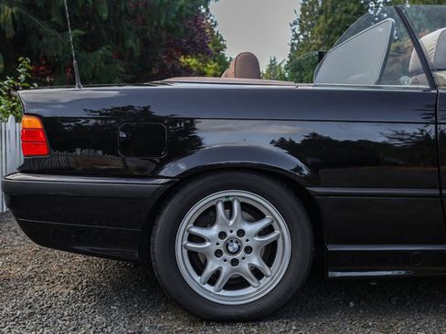 Used 1999 BMW 323i Convertible image 10
