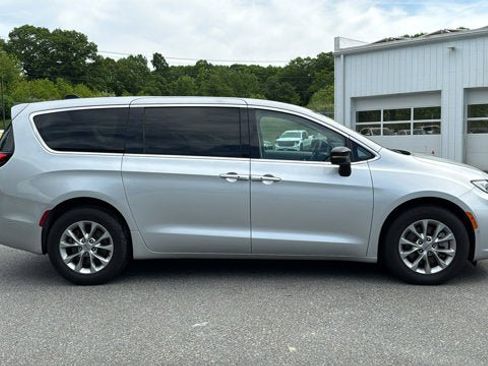 Certified 2024 Chrysler Pacifica Touring-L AWD/4WD image 5