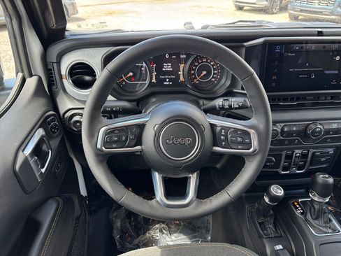 Used 2025 Jeep Wrangler Unlimited Sahara AWD/4WD image 35