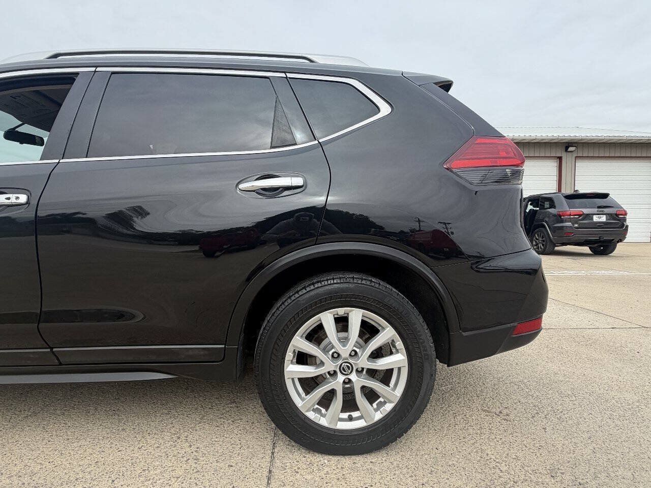 Used 2017 Nissan Rogue SV w/ SV Premium Package FWD image 11