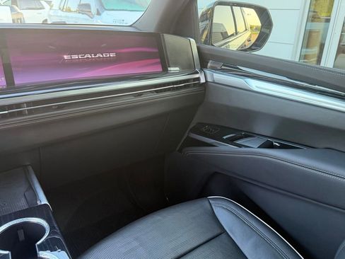 Used 2025 Cadillac Escalade ESV Sport w/ Touring Package AWD/4WD image 17