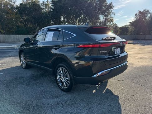 Used 2023 Toyota Venza XLE image 6
