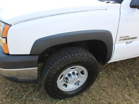 Used 2006 Chevrolet Silverado 2500 W/T w/ Heavy-Duty Power Package image 10