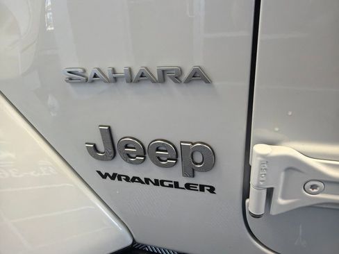 Used 2024 Jeep Wrangler Unlimited Sahara AWD/4WD image 10