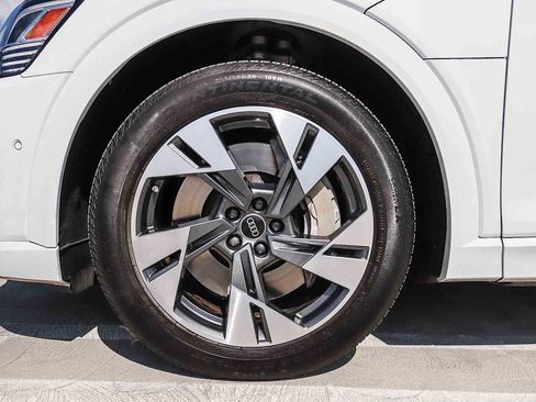 Used 2023 Audi e-tron Premium Plus w/ Premium Plus Package AWD/4WD image 14