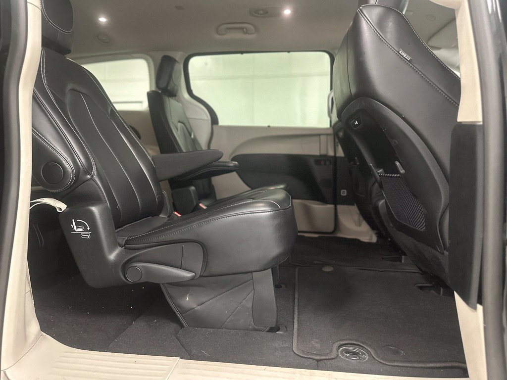 Used 2024 Chrysler Pacifica Touring-L FWD image 23