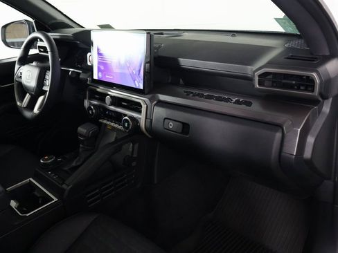 Used 2025 Toyota Tacoma TRD Off-Road image 9