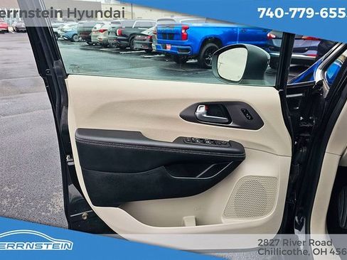 Used 2023 Chrysler Pacifica Touring-L image 21