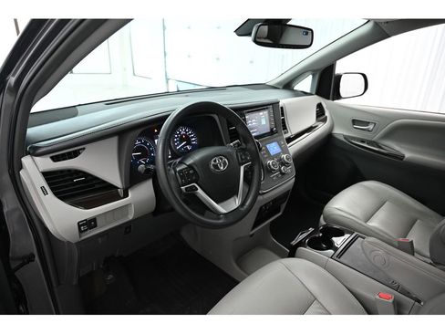 Used 2018 Toyota Sienna XLE image 31