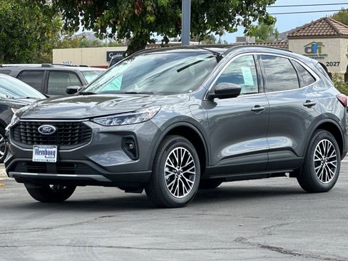 New 2025 Ford Escape SE w/ Class II Trailer Tow Package image 8