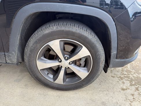 Used 2019 Jeep Cherokee Limited w/ Trailer Tow Group AWD/4WD image 10