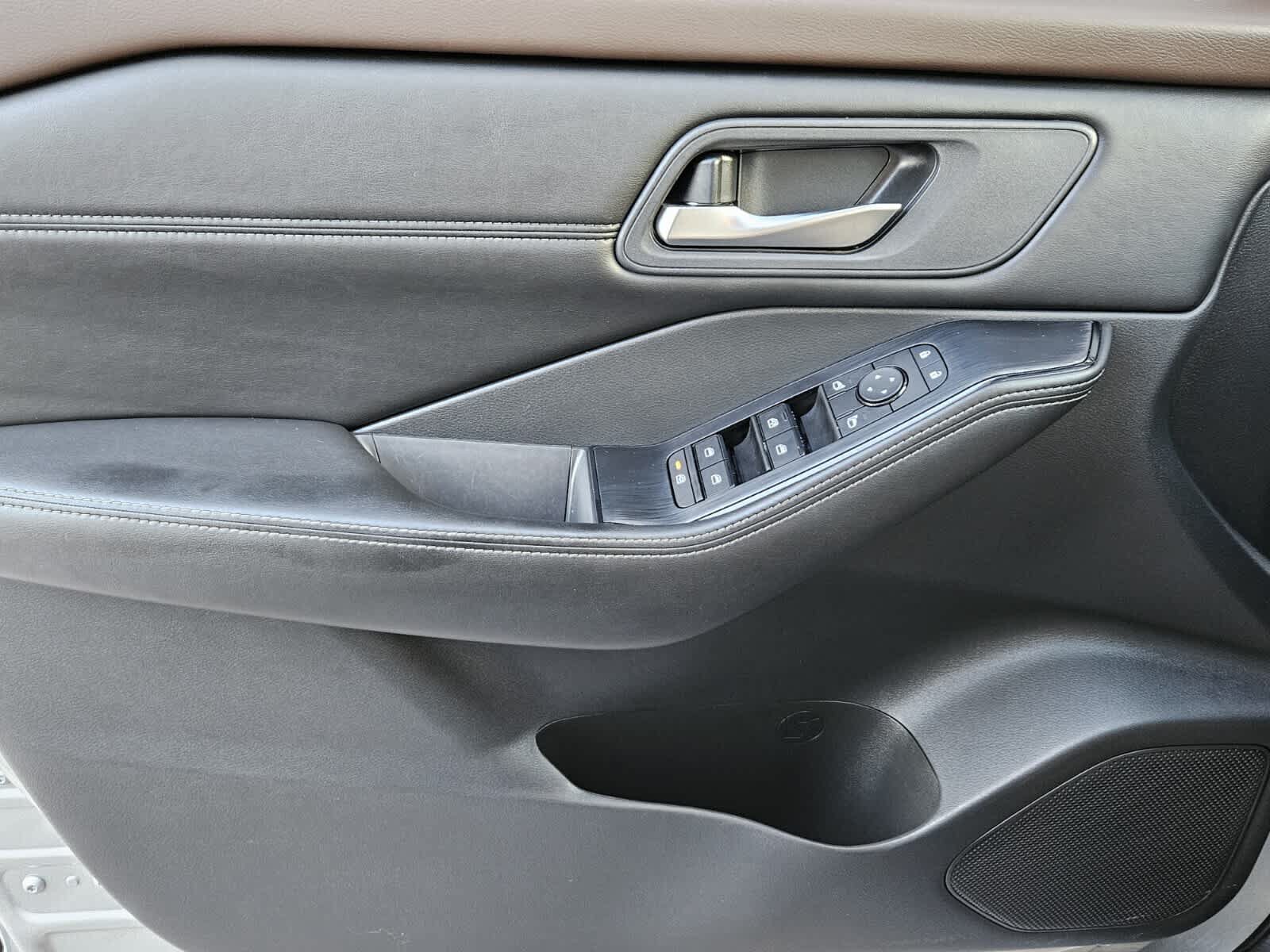 Used 2023 Nissan Rogue SV w/ SV Premium Package FWD image 16