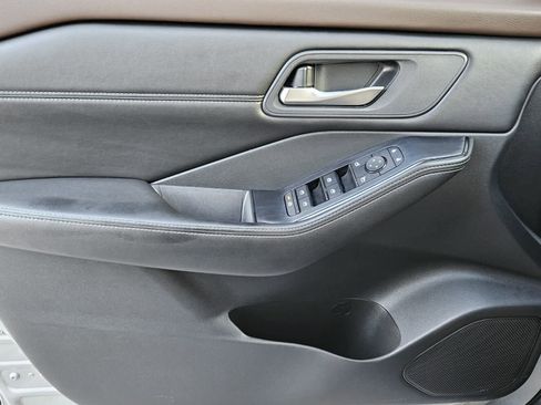 Used 2023 Nissan Rogue SV w/ SV Premium Package image 16