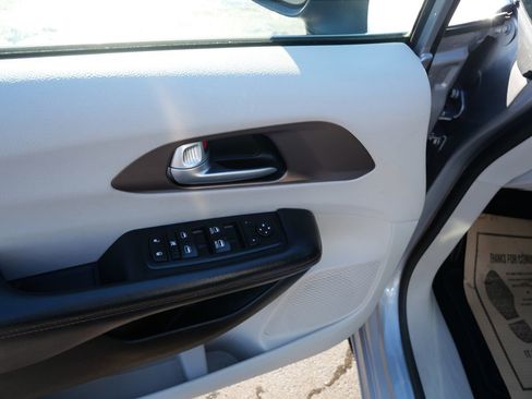 Used 2017 Chrysler Pacifica LX image 17