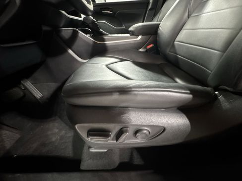 Used 2021 Toyota Highlander XLE AWD/4WD image 17