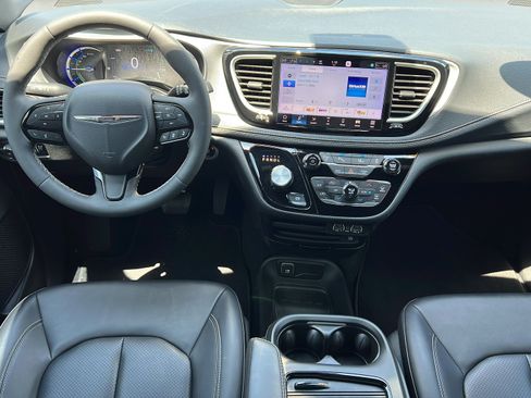 Used 2024 Chrysler Pacifica Limited w/ Uconnect Theater Family Group FWD image 13