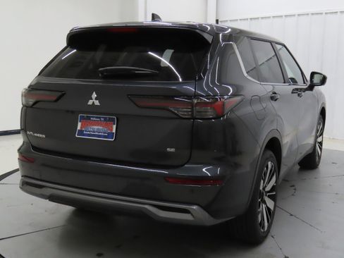 New 2025 Mitsubishi Outlander SE image 3