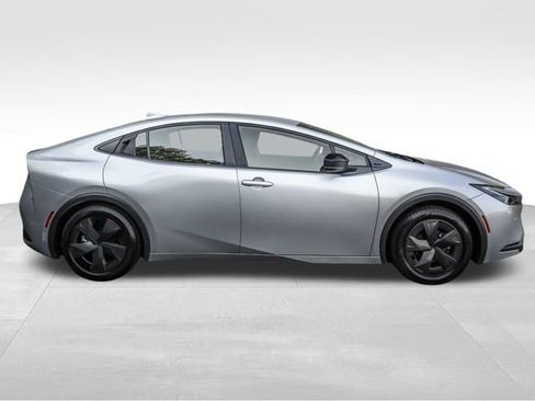 Used 2025 Toyota Prius LE FWD image 3