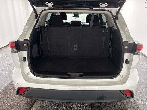 Used 2024 Toyota Highlander LE image 6