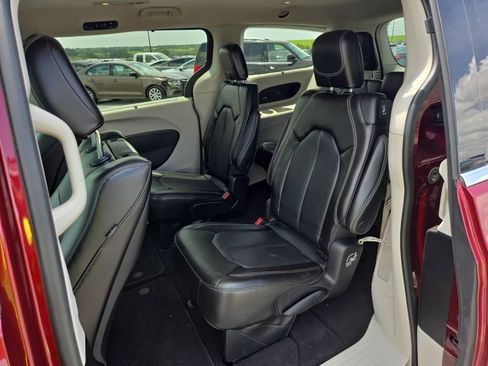 Used 2023 Chrysler Pacifica Touring-L w/ Uconnect Theater Family Group AWD/4WD image 8