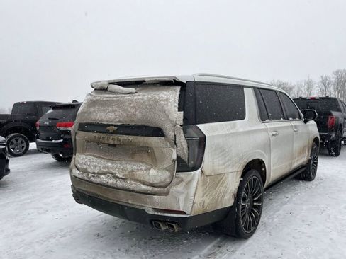 Used 2025 Chevrolet Suburban High Country image 2