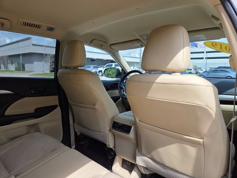 Certified 2019 Toyota Highlander Plus FWD image 16