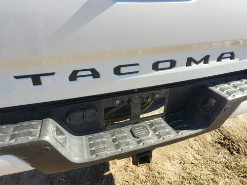 Used 2022 Toyota Tacoma TRD Sport image 14