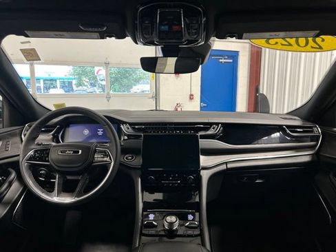 Used 2023 Jeep Grand Cherokee Overland AWD/4WD image 16
