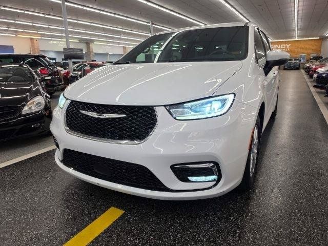 Used 2023 Chrysler Pacifica Touring FWD image 2