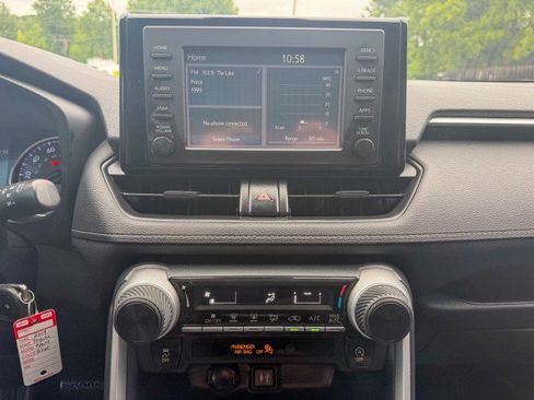 Used 2019 Toyota RAV4 LE AWD/4WD image 10