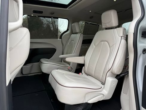 Used 2020 Chrysler Pacifica Limited image 42