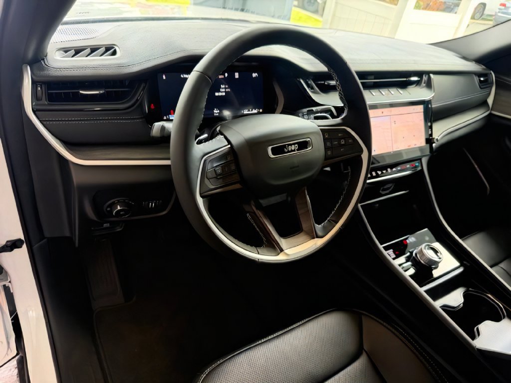 New 2026 Jeep Grand Cherokee Limited w/ Luxury Tech Group II AWD/4WD image 13