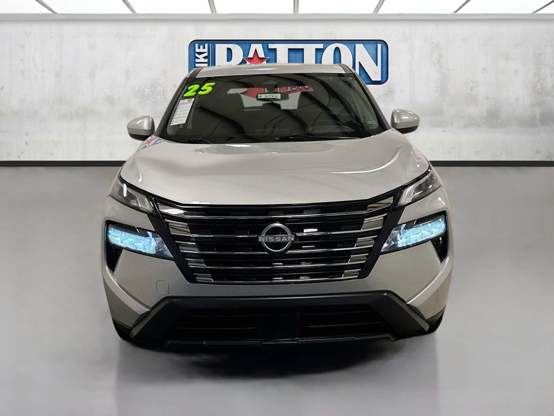 Used 2025 Nissan Rogue SV FWD image 2