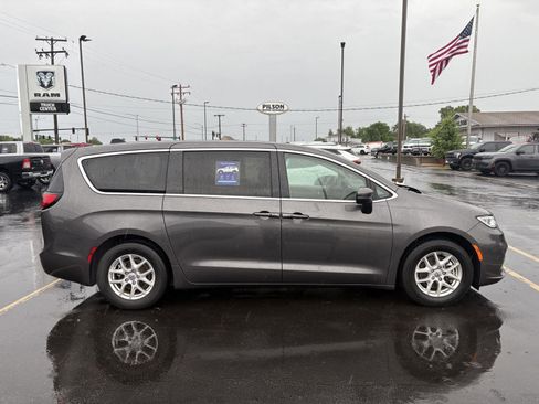 Used 2023 Chrysler Pacifica Touring-L FWD image 27