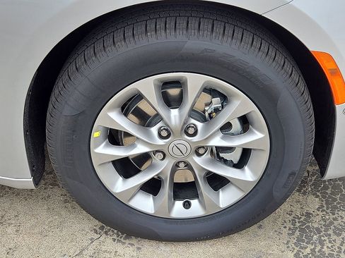 New 2026 Chrysler Pacifica Limited w/ Uconnect Theater Family Group image 7