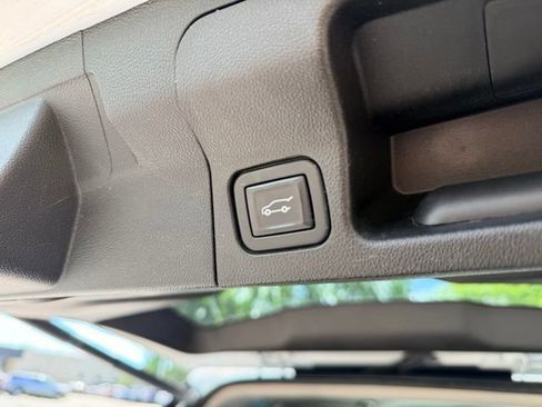 Used 2022 GMC Acadia SLE w/ Driver Convenience Package FWD image 30
