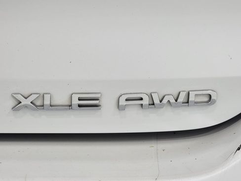 Used 2022 Toyota Highlander XLE AWD/4WD image 10