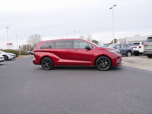 Used 2023 Toyota Sienna XSE image 3