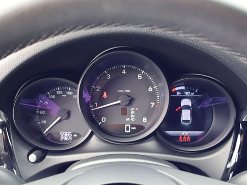 Certified 2025 Porsche Macan AWD/4WD image 16