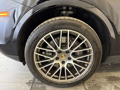 Used 2023 Porsche Cayenne Platinum Edition image 10