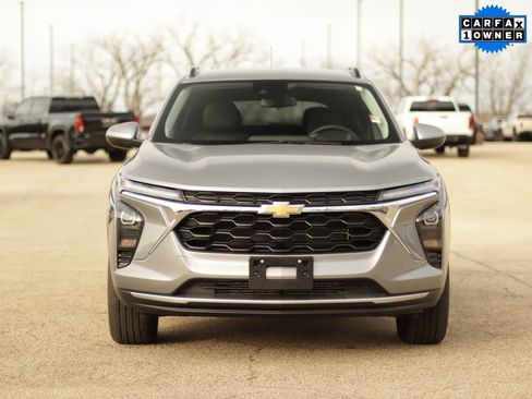 Used 2025 Chevrolet Trax LT w/ Driver Confidence Package image 2