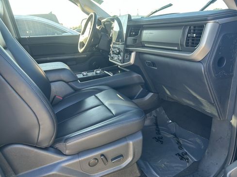 Used 2024 Ford Expedition XLT image 3