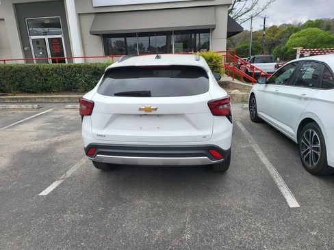 Used 2025 Chevrolet Trax LT w/ LT Convenience Package image 13