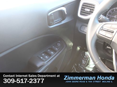 Used 2022 Hyundai Venue Limited image 13