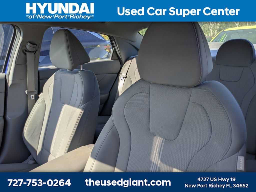 Certified 2025 Hyundai Elantra SE FWD image 3