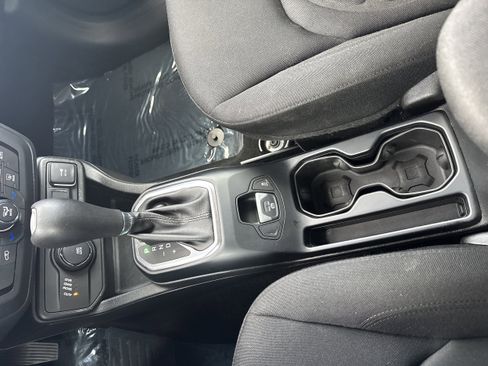 Used 2018 Jeep Renegade Latitude w/ Popular Equipment Group image 19